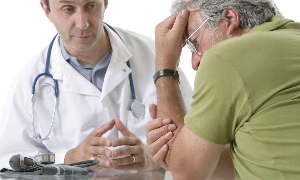 Врач оценила эффективность лечения простуды алкоголем